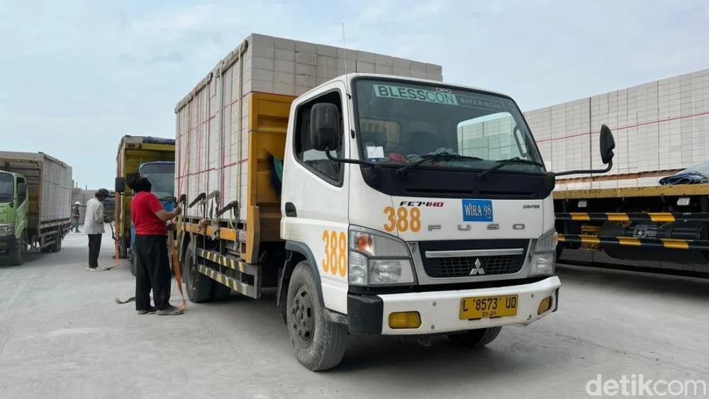 Alasan Pengusaha Bata Ringan Terbesar di Indonesia Pilih Truk Fuso untuk Logistik Andalannya di Lamongan