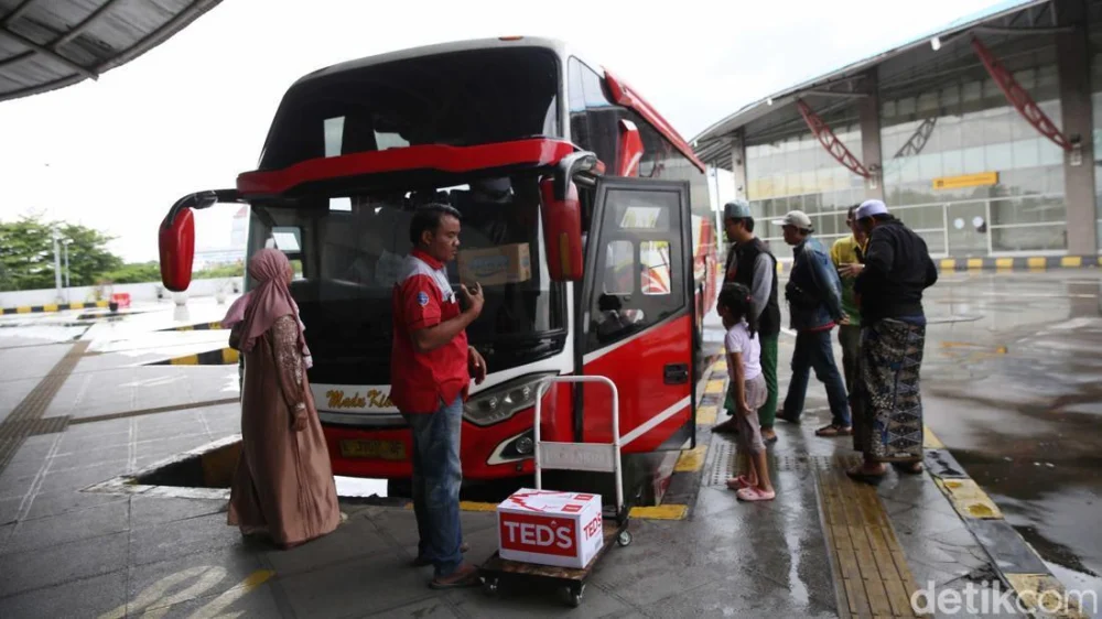 Jangan Mau Naik Bus Kalau Nggak Ada Stiker Ini, Pokoknya Jangan