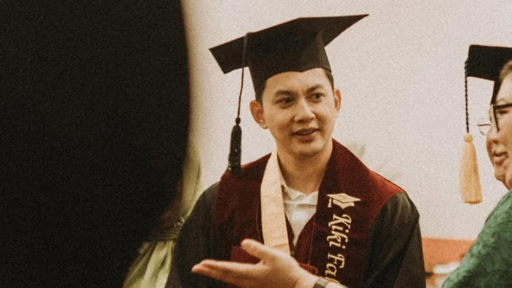Kiki Farrel Lega Raih Gelar Sarjana, Kini Lanjut S2 Demi Mendiang Ibunda