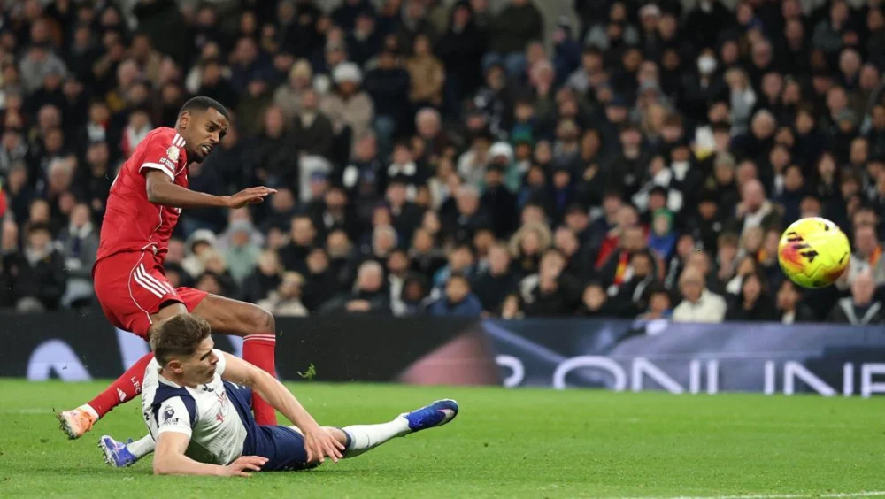 Tekel Isak Berujung Cedera, Jamie Carragher Bela Micky van de Ven: Nasib Buruk Semata