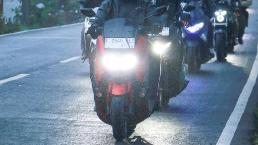 7 Tips Berkendara Motor di Musim Hujan untuk Keselamatan Maksimal