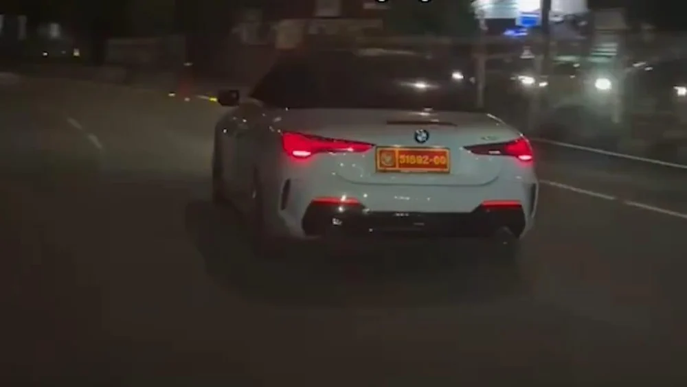 Aksi Arogan Penumpang BMW Pelat Dinas: Nopol Palsu, Merokok Pula!