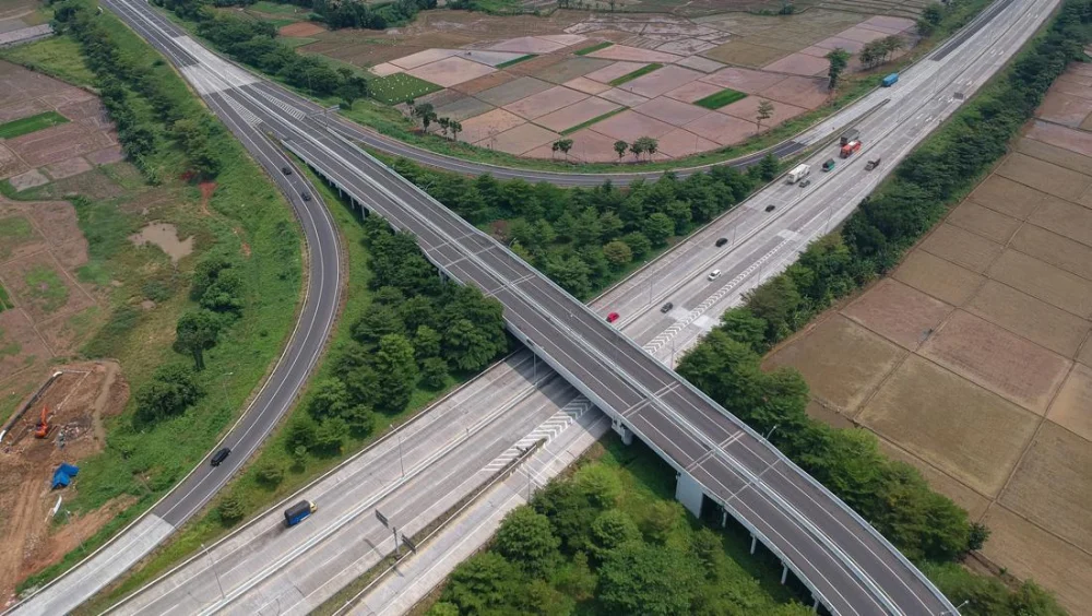 Beda Jalan Tol Pakai Material Aspal dan Beton: Mengupas Keunggulan dan Kelemahan Konstruksi Permukaan Jalan Bebas Hambatan di Indonesia