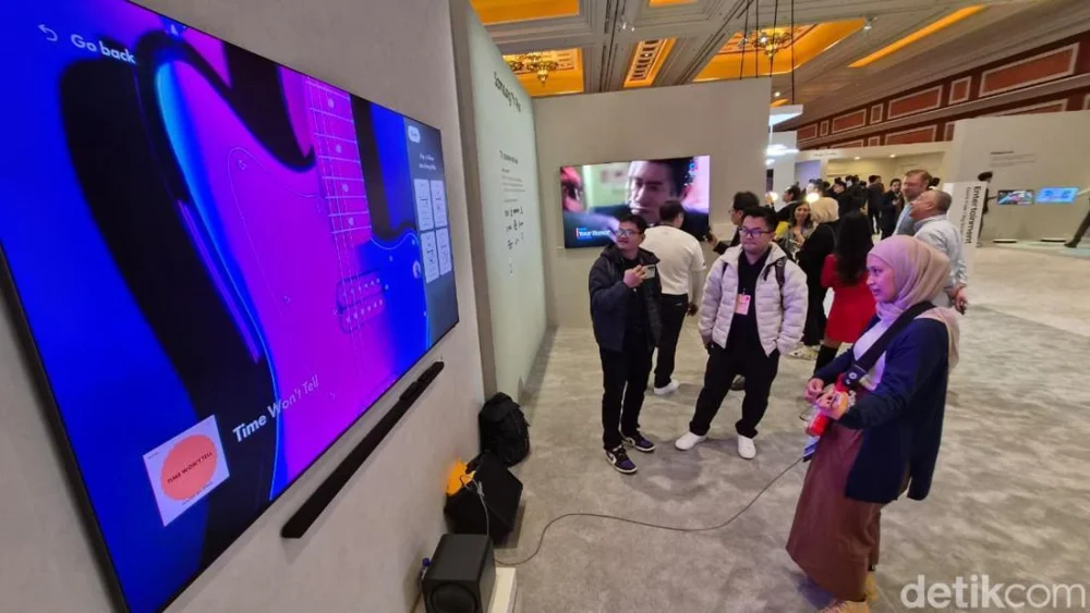 Belajar Gitar di TV Samsung, Pengalaman Unik di Tengah Futuristik CES 2026