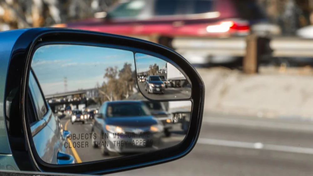 Berapa Lama Waktu Ideal Melihat Kaca Spion?