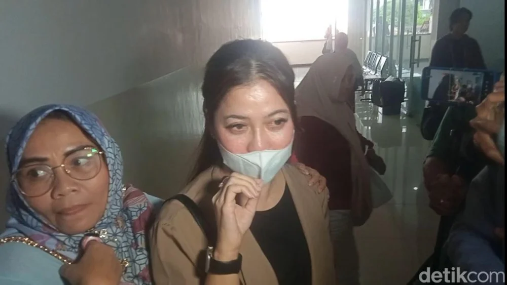 Dokter Kamelia Hadiri Sidang Ammar Zoni Bawa Anak