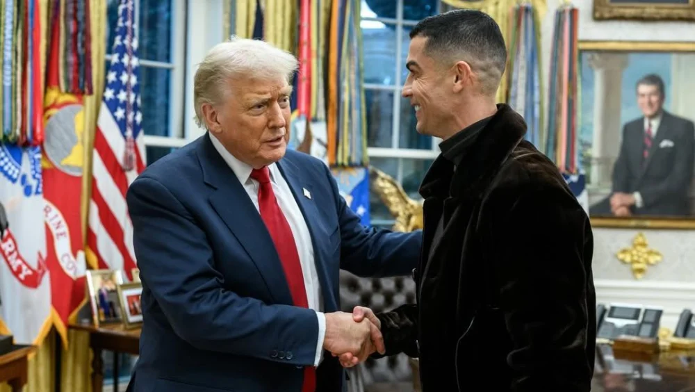 Donald Trump Pajang Fotonya Bersama Cristiano Ronaldo di Gedung Putih