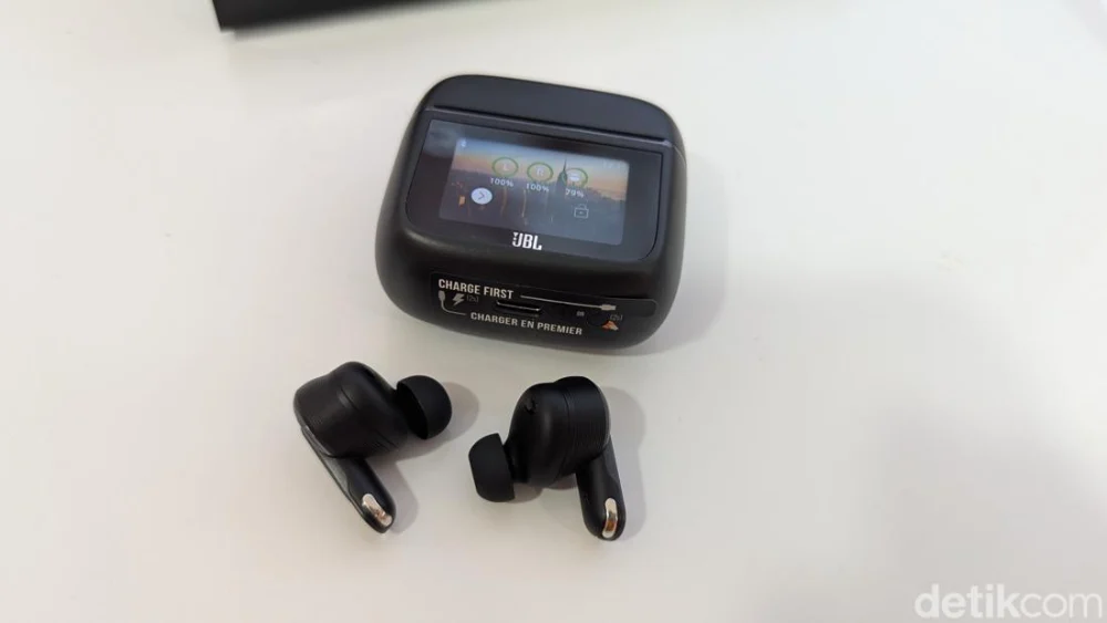 OpenAI Siapkan Perangkat Konsumen Pertama: Earbud AI
