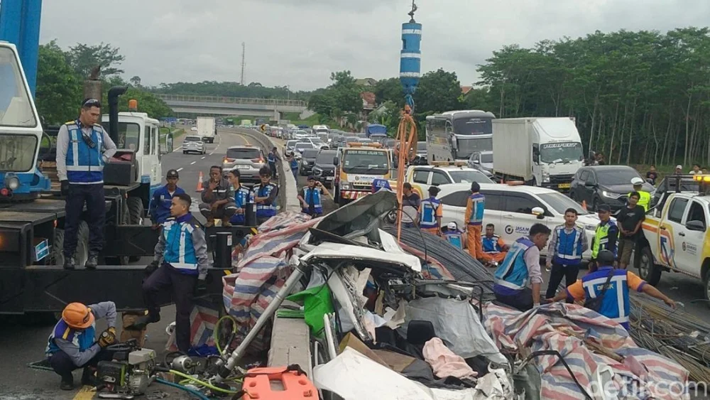 Pengakuan Sopir Truk Kecelakaan Maut di Tol Batang: Jalan Rusak, Setir ‘Lepas’ dan Muatan Jatuh Menimpa Kendaraan Lain, Menelan Korban Jiwa