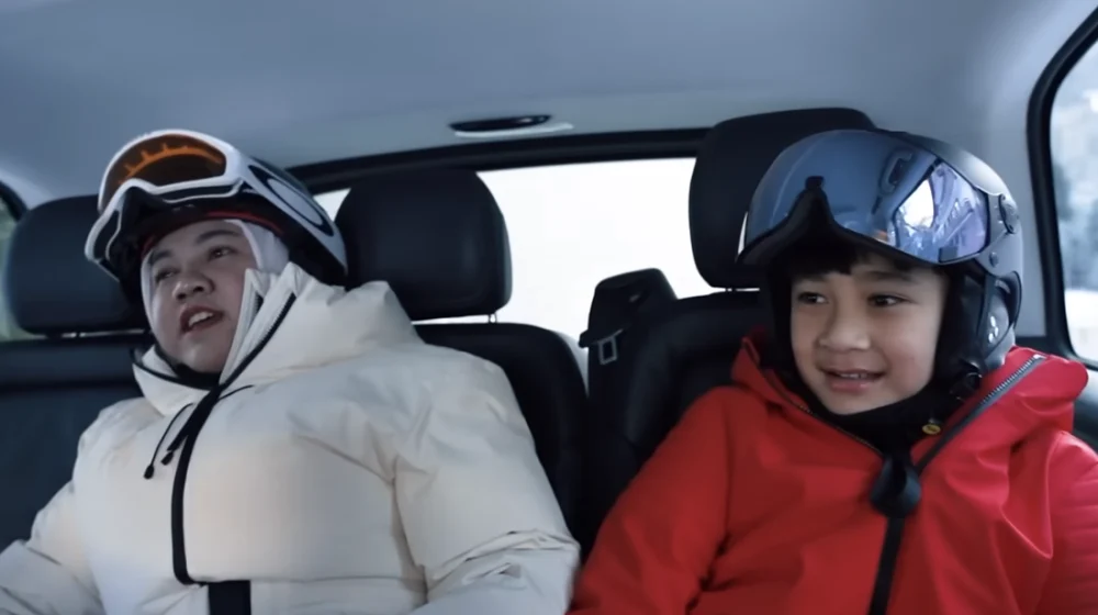 Pertama Kali Main Ski di Swiss, Pengasuh Rafathar: "Baymax, Mau Terbang!"