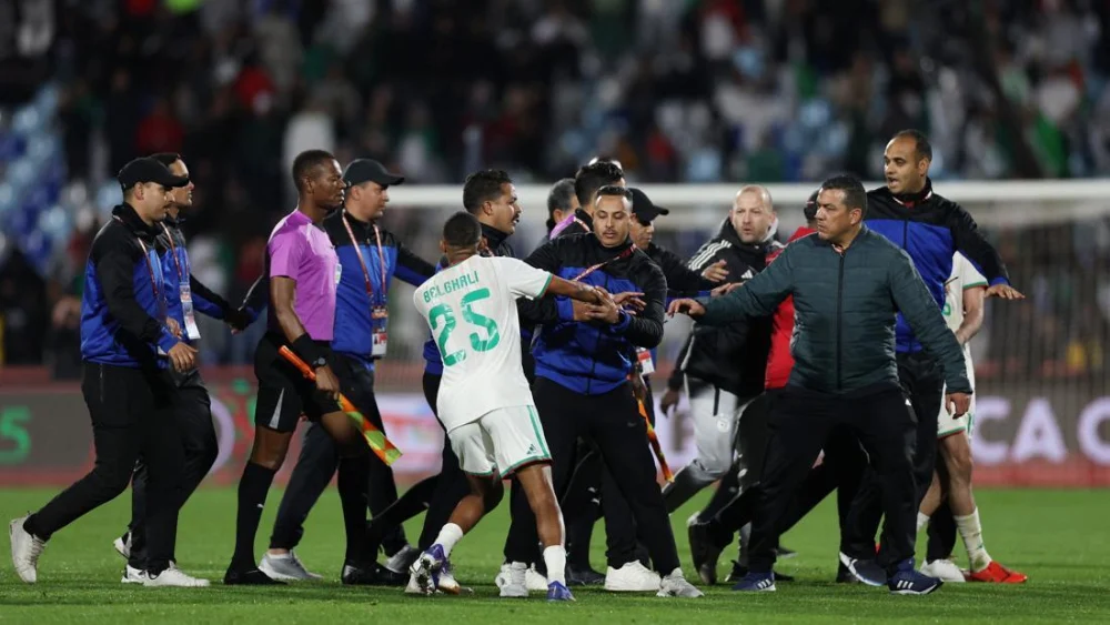 Tak Terima Kalah, Timnas Aljazair ‘Serang’ Wasit hingga ke Lorong Stadion