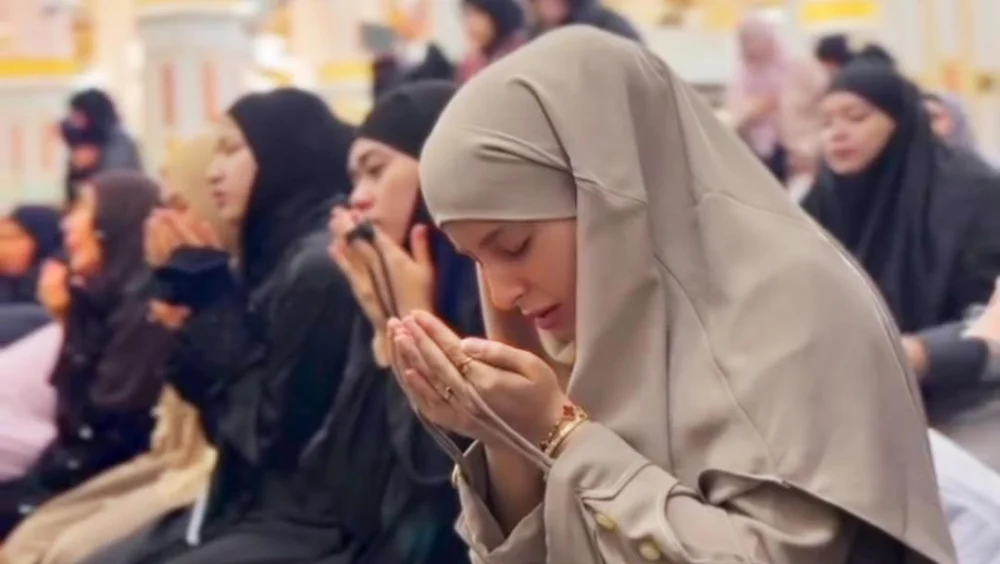 Tasya Farasya Memulai 2026 dengan Melepaskan Beban Hidup di Raudah.