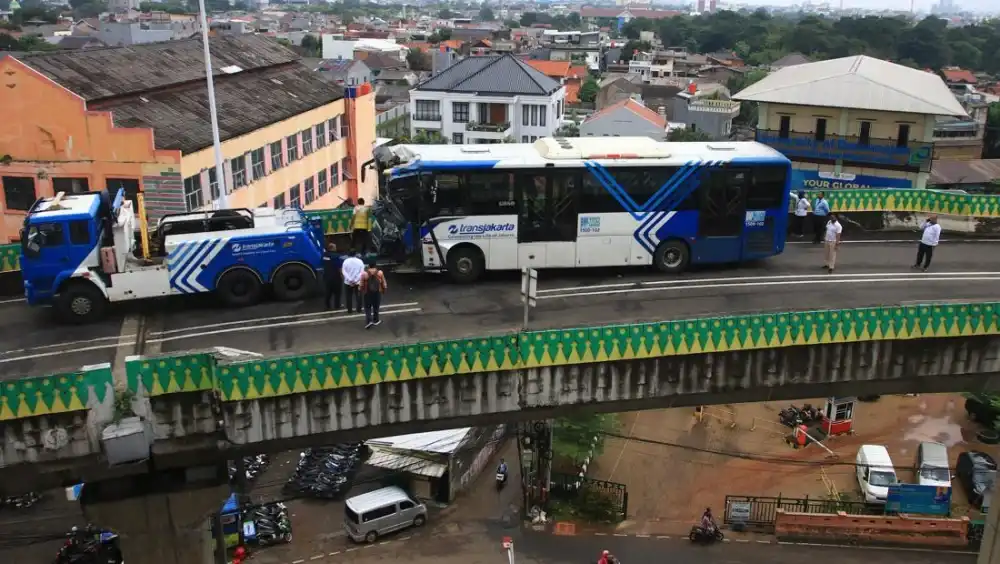 Adu Banteng Maut di ‘Jalur Langit’: Sopir Bus TransJakarta Terancam Hukuman Penjara 1 Tahun Akibat Kelalaian