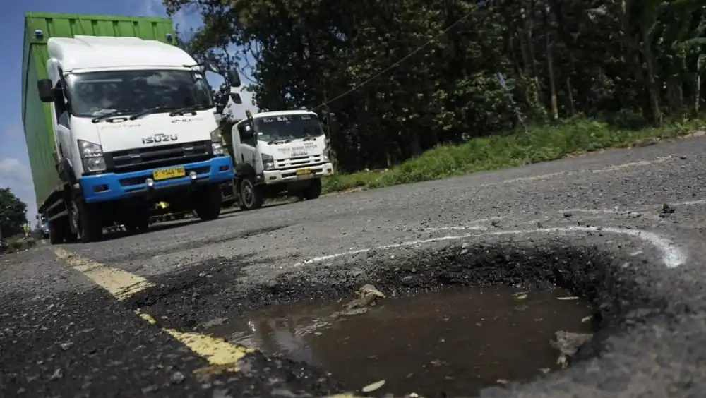 Jalur Pantura Banyak Jalan Berlubang, Tanggung Jawab Siapa?
