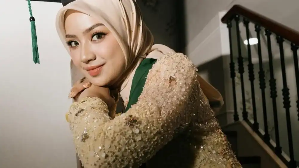 Pesona Nashwa Zahira: Wisudawati Fakultas Kedokteran USU, Merangkai Mimpi di Panggung dan Ruang Operasi