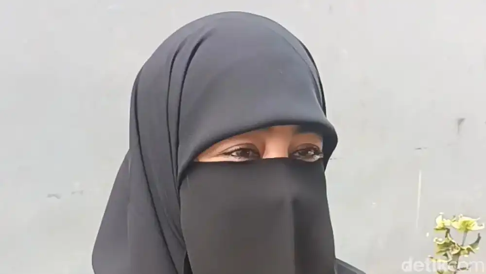 Tangis Umi Pipik Pecah Jadi Nenek, Momen Bahagia Sambut Cucu Pertama dari Adiba Khanza