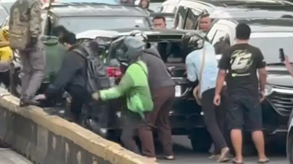 Viral LCGC Lawan Arah: Faktor ‘Bodo Amat’ yang Rugikan Banyak Orang