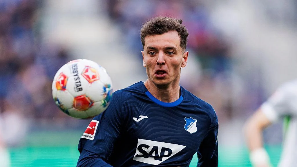 Barcelona Incar Striker Muda Timnas Kosovo, Fisnik Asslani, Sebagai Potensi Pengganti Robert Lewandowski