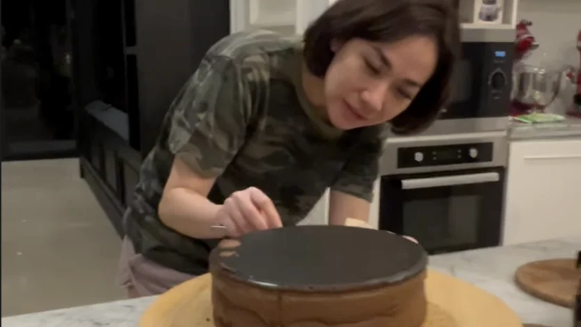 BCL Sibuk di Dapur Jelang Lebaran, Olah Asam Padeh hingga Kue Coklat Spesial