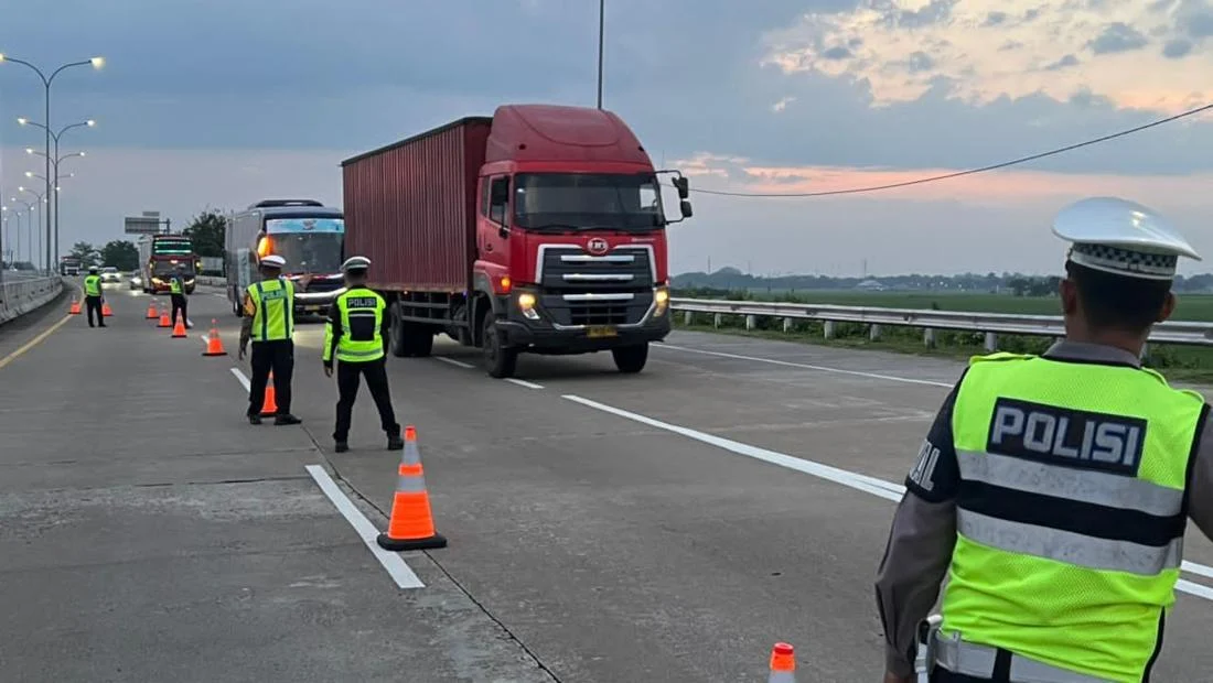 Duh! Masih Ada Truk Melintas saat Pembatasan di Arus Mudik, Picu Kepadatan dan Antrean Kendaraan