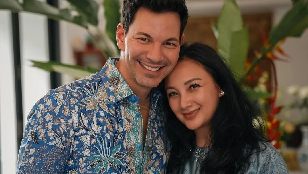 Gaya Lebaran Tata Cahyani dan Bobby Tonelli yang Penuh Kehangatan Keluarga di Jakarta