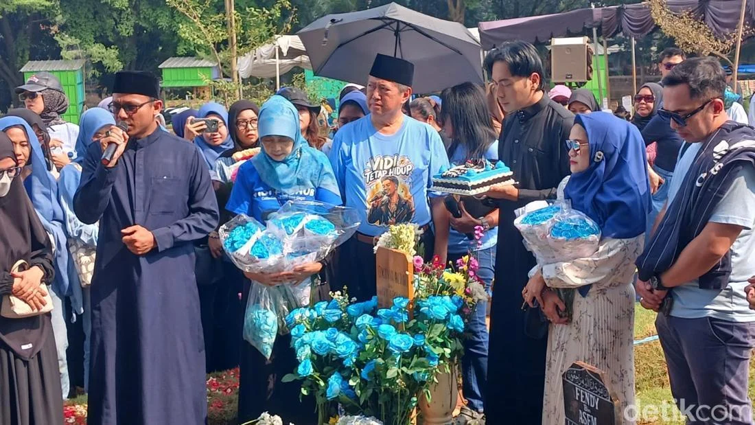Harry Kiss di Makam Vidi Aldiano: "Vidi, Hari Ini Kamu Ulang Tahun dan Banyak yang Datang"