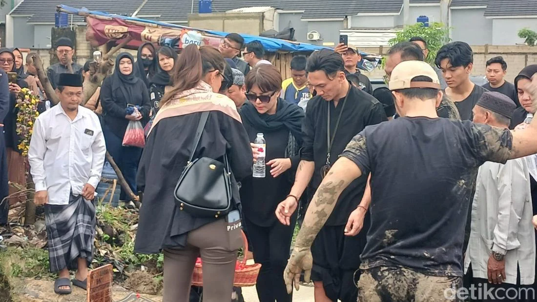 Kedekatan Ibu Anji dengan Sheila Marcia dan Wina Natalia Menjadi Sorotan di Tengah Kabar Duka