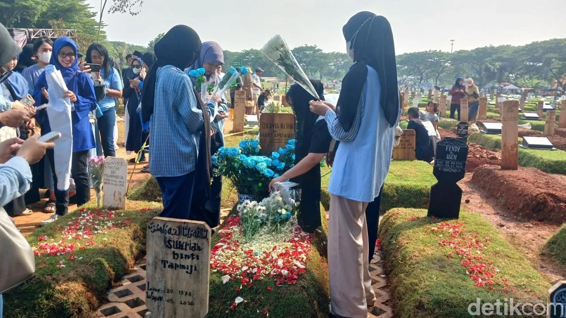 Keluarga dan Penggemar Ziarah ke Makam Vidi Aldiano di Hari Ulang Tahunnya yang Ke-36, Semangat Kebaikan Tetap Hidup