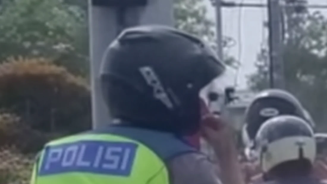 Lihat Oknum Polisi Ngerokok di Motor, Tegur atau Cuekin Aja?