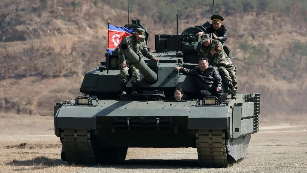 Menembak hingga Naik Tank, Cara Kim Jong Un Pamer ‘Calon Penerus’
