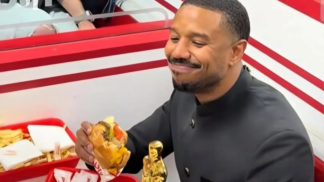 Michael B Jordan Rayakan Kemenangan Oscar dengan Burger dan Piala di Tempat Umum