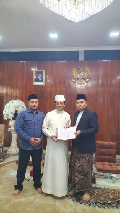 PP Rifa’iyah Serahkan Kitab Riayatul Himmah Karya KH Ahmad Rifa’i kepada Menteri Agama Nasaruddin Umar
