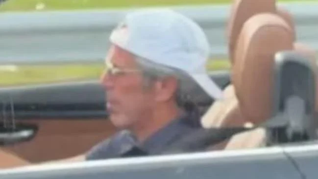 Warga Florida Lihat ‘Jeffrey Epstein’ Setir Mobil, Mirip Banget!