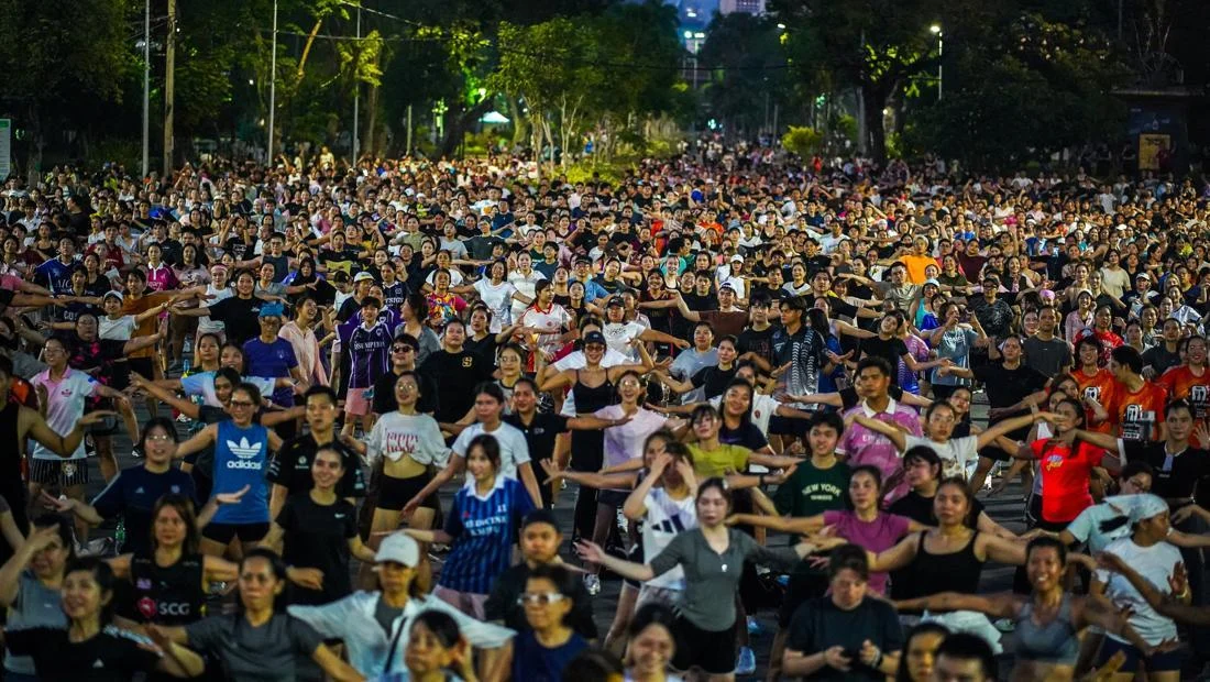 Aerobik Massal Warnai Sore di Taman Lumphini Bangkok: Sehat, Gembira, dan Gratis untuk Semua