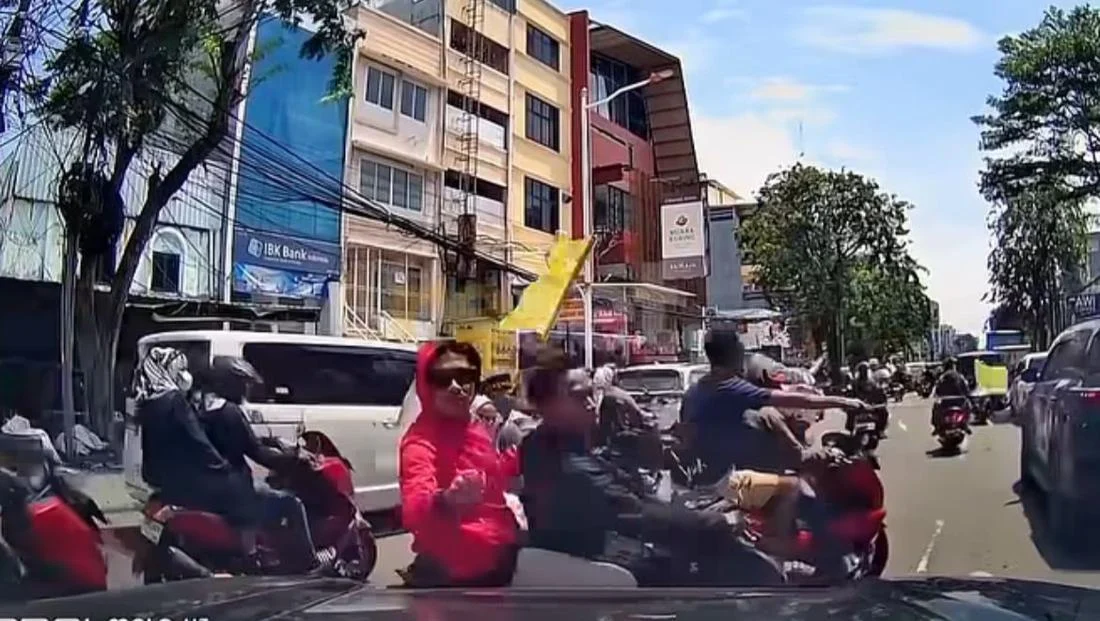 Aksi Arogan Pengiring Jenazah di Jakut: Blokir Jalan-Tendang Mobil