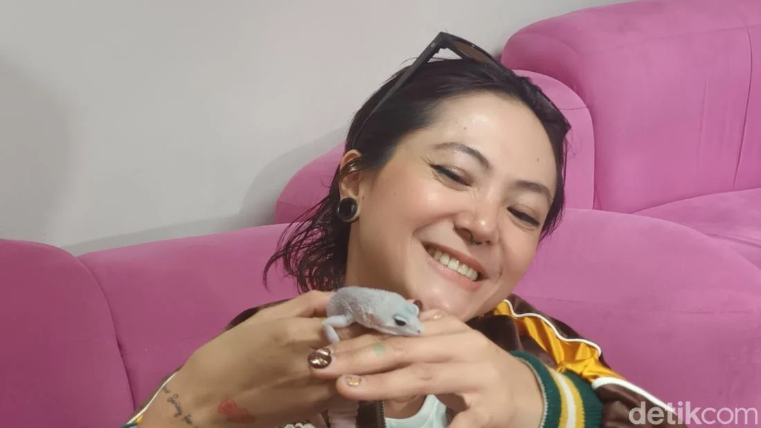Anti-Mainstream! Anak Poppy Sovia Malah Pamer Tokek Saat Foto Keluarga Lebaran
