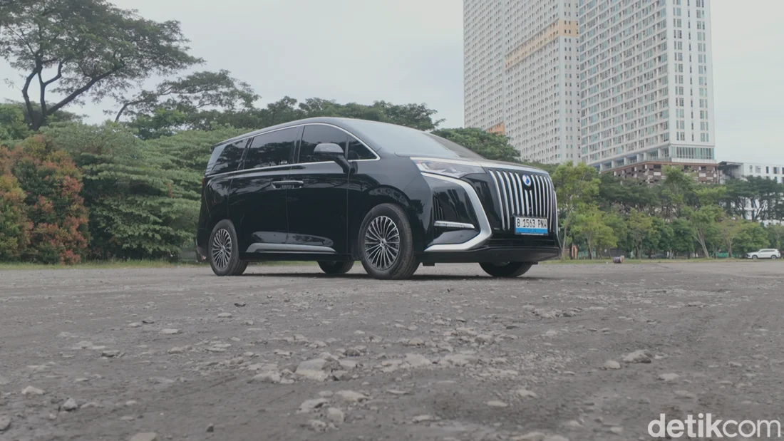 Bukan Mewahnya, ‘Kartu As’ Denza D9 Ini Bikin Alphard Iri