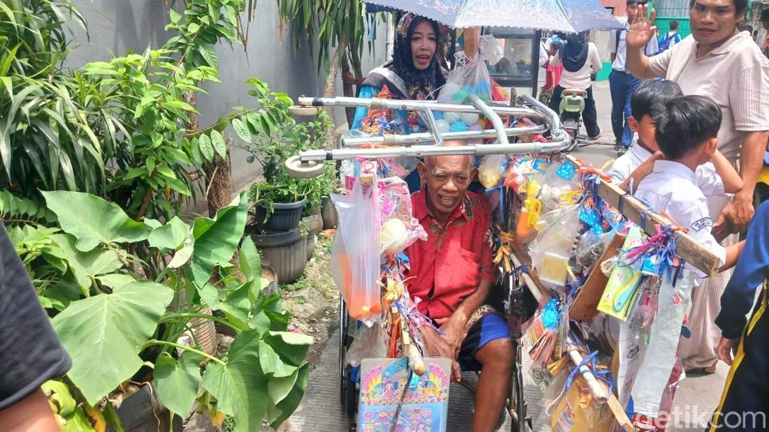 Ditemani Istri, Pak Tarno Keliling Jualan Mainan demi Cuan