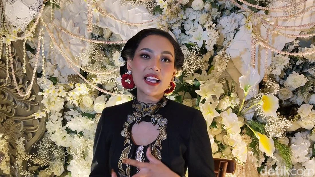 Erika Carlina Beri Jawaban Menggantung Soal Potensi Balikan dengan DJ Bravy di Acara Tedak Siten Sang Putra