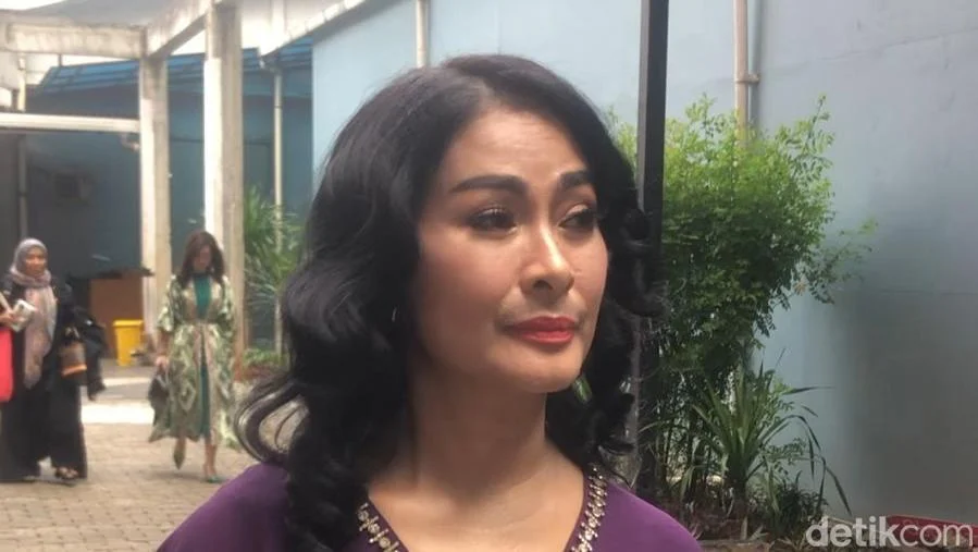 Iis Dahlia Belum Kepikiran Nikahkan Anak, Fokus pada Pendewasaan Buah Hati