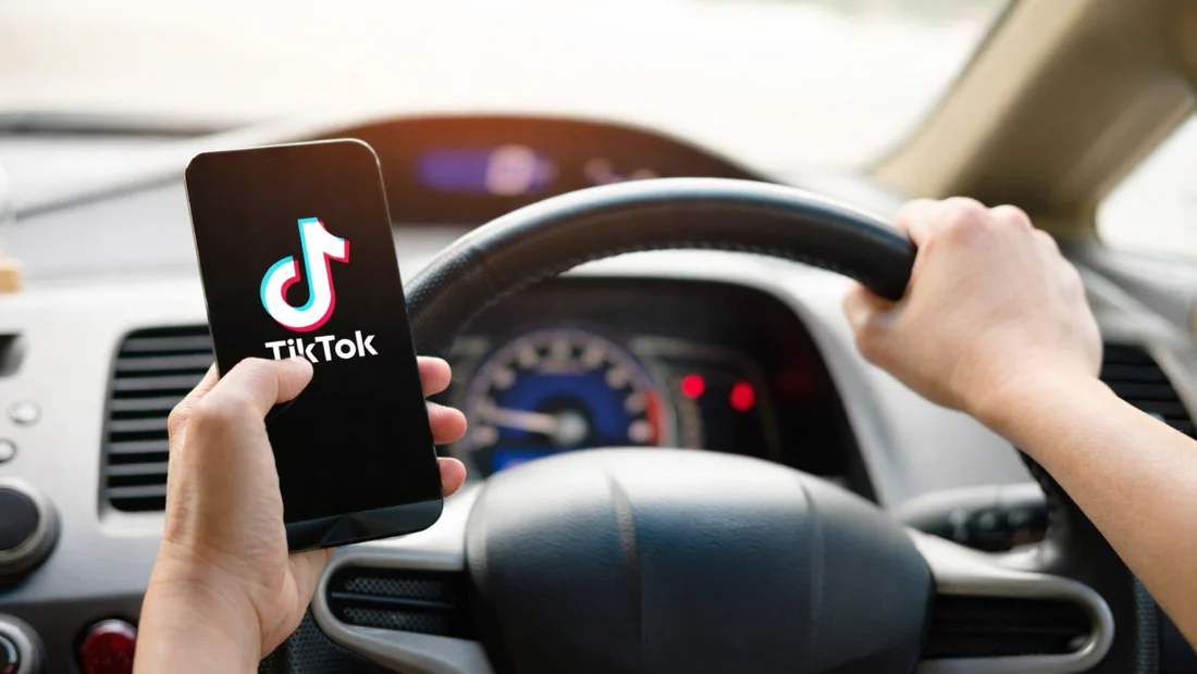 Kebiasaan Baru Anak Muda di Mobil: Nyetir Sambil TikTok-an