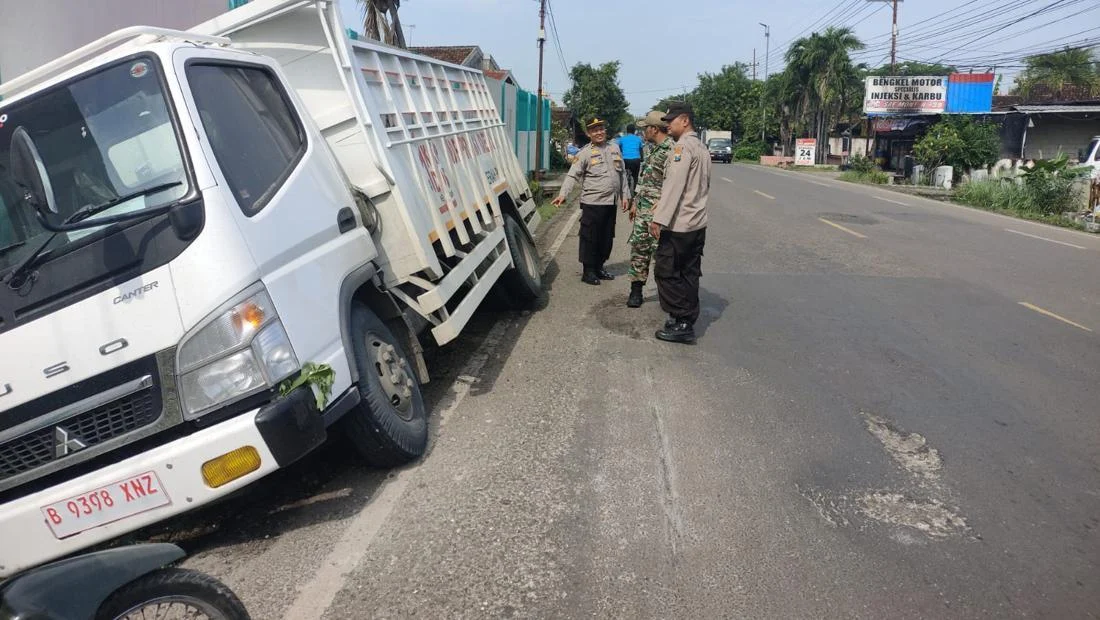 Motor Nyalip dari Kiri, Truk Kopdes Masih Pakai Pelat Sementara Kecelakaan di Bojonegoro, Sopir Kaget Dihindari Pengendara Motor Mendadak