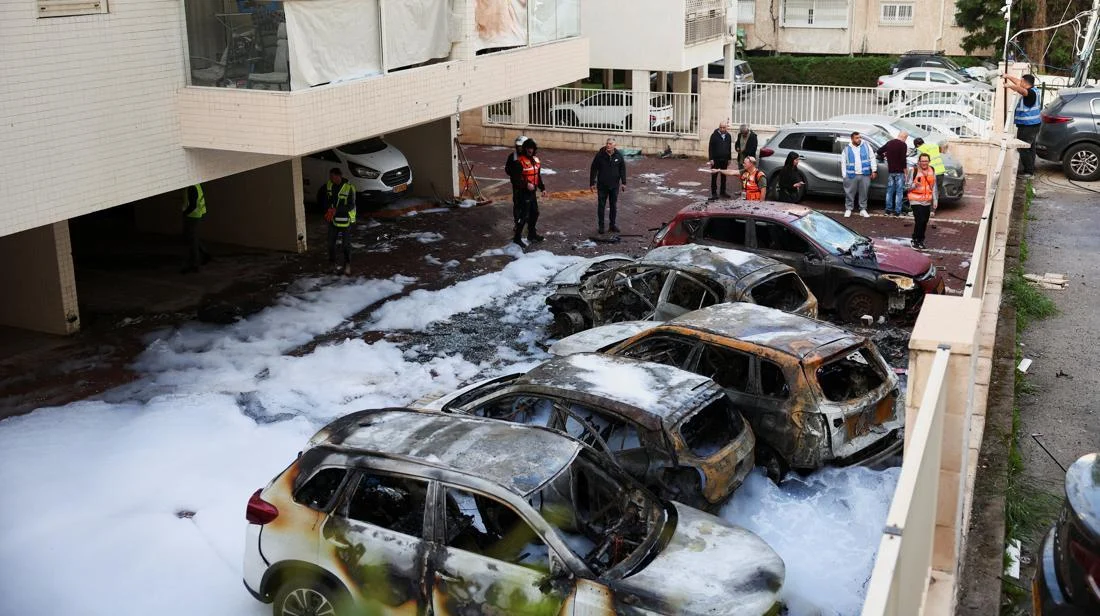 Rudal Iran Gempur Petach Tikva, Kobarkan Api di Tengah Konflik yang Membara: Kendaraan Hangus dan Lanskap Urban Terluka Parah