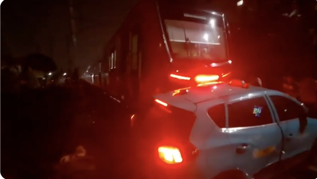 Taksi Listrik Terjebak di Rel: Mogok Misterius di Perlintasan Kereta Api Memicu Kecelakaan Beruntun dan Pertanyaan Ilmiah