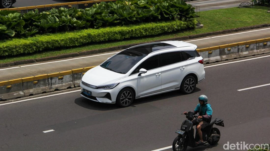 Tarik Ulur Pajak Mobil-Motor Listrik di Indonesia: Perubahan Aturan, Insentif, dan Dilema Pemerintah Daerah