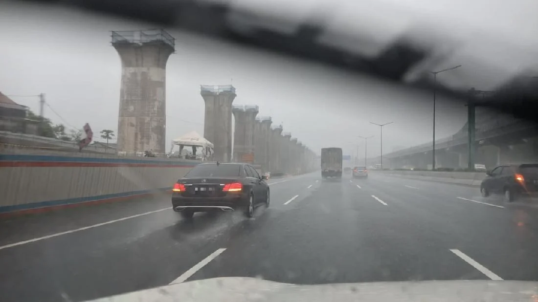 3 Kondisi Menyalakan Lampu Hazard di Tol, Bukan Pas Hujan, Konvoi, atau Berkendara Normal