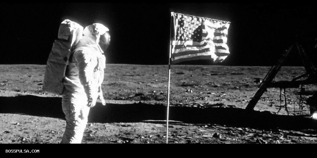 Astronaut Legendaris Diintai Cahaya Tak Dikenal di Bulan