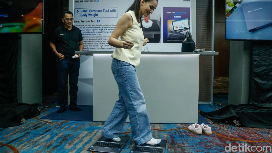Asus Pamer Ketangguhan ExpertBook Ultra, Disiram Air hingga Dibanting
