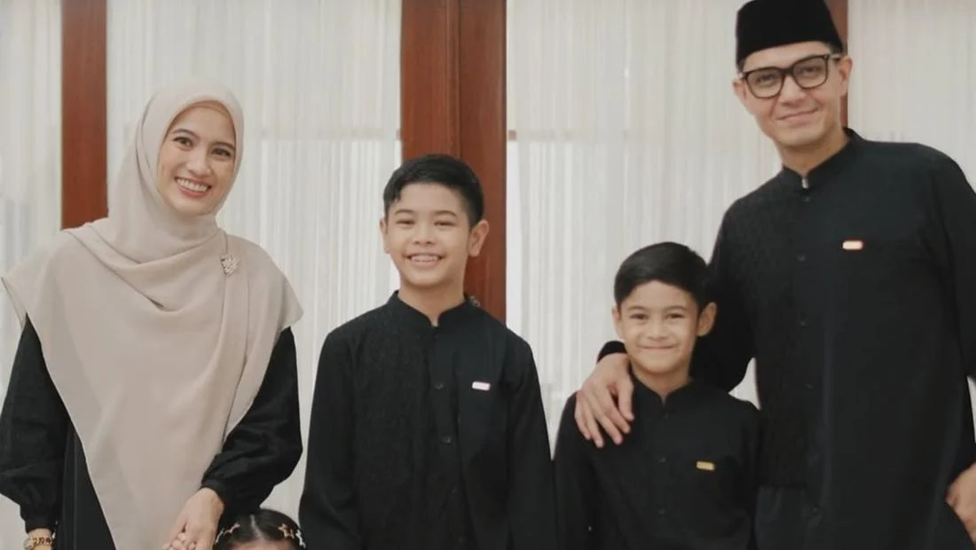 Cara Dude Harlino-Alyssa Soebandono Tanamkan Makna Kurban ke Anak
