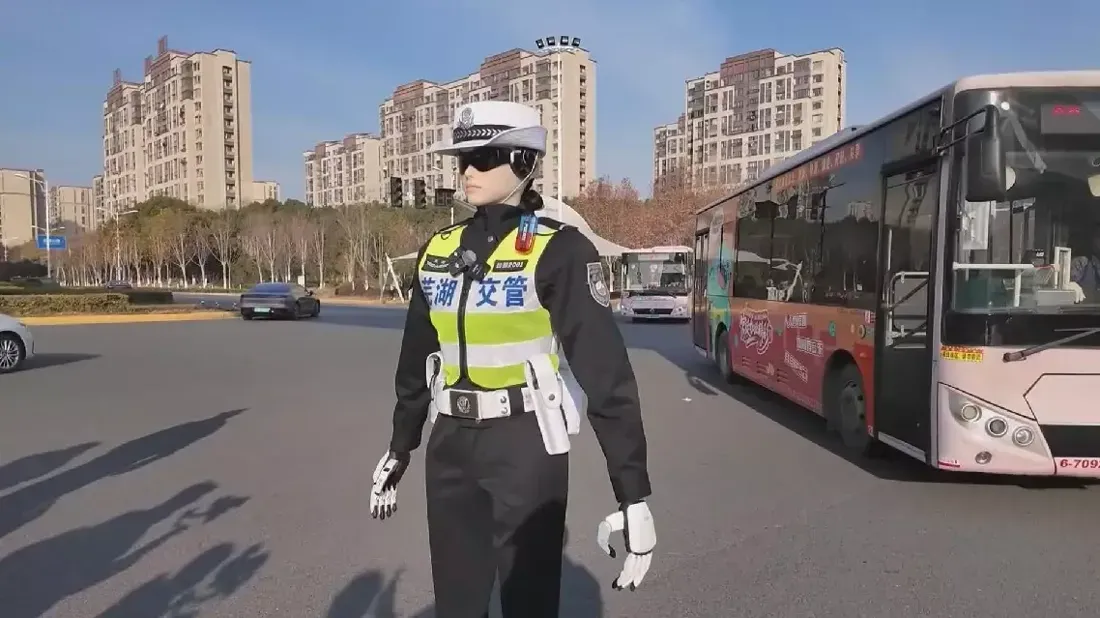 China Turunkan Robot Untuk Atur Lalu Lintas Selama Liburan